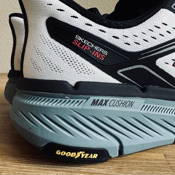 Skechers Men’s 8.5 Slip-ins Max Cushioning Premier 2.0 - Continuous White/ Black - Picture 13 of 16